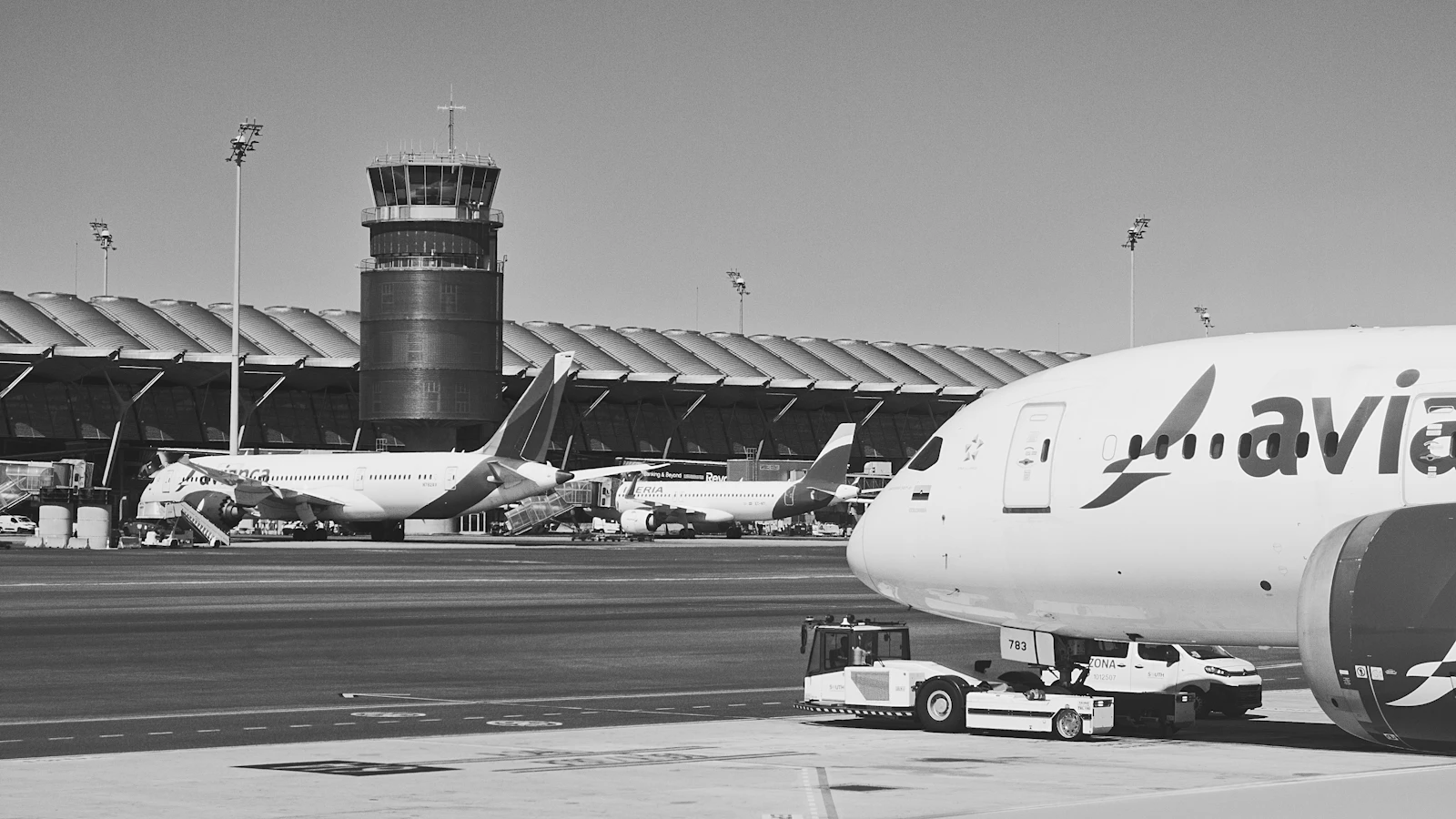 Airport terminal scene accompanying the Delta at FLL terminal guide