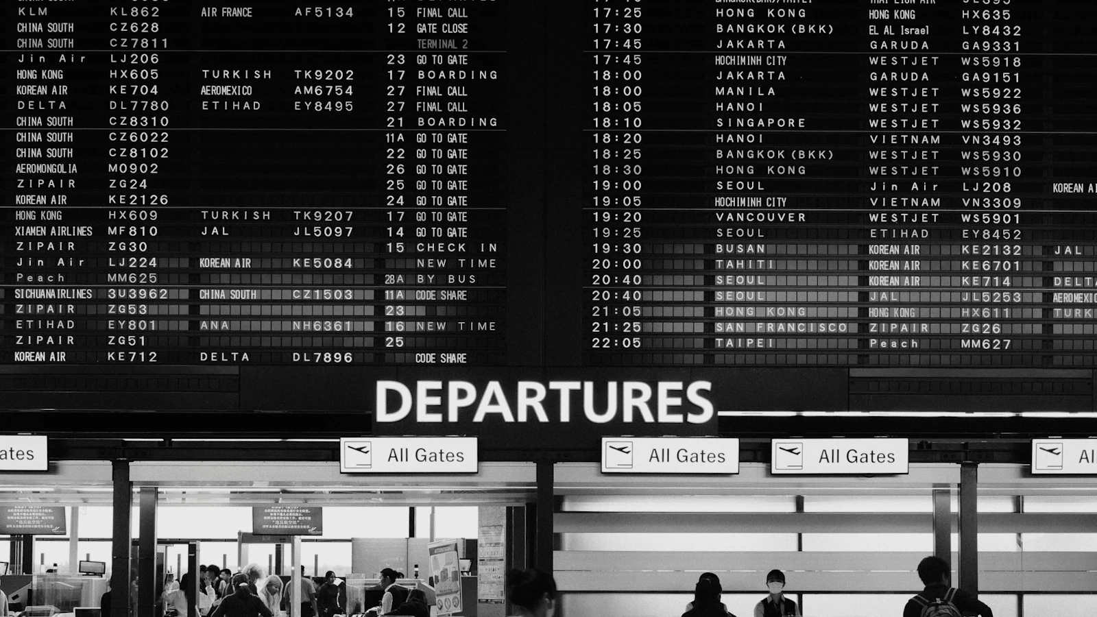 Airport terminal scene accompanying the United at CLT terminal guide