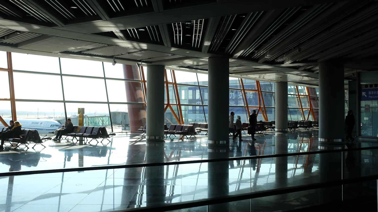 Airport terminal scene accompanying the United at ATL terminal guide